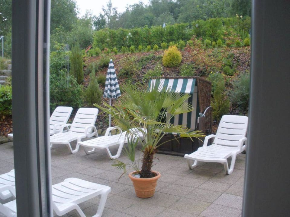 Sonnenterrasse neben Hallenbad Hotel Brunnenhof