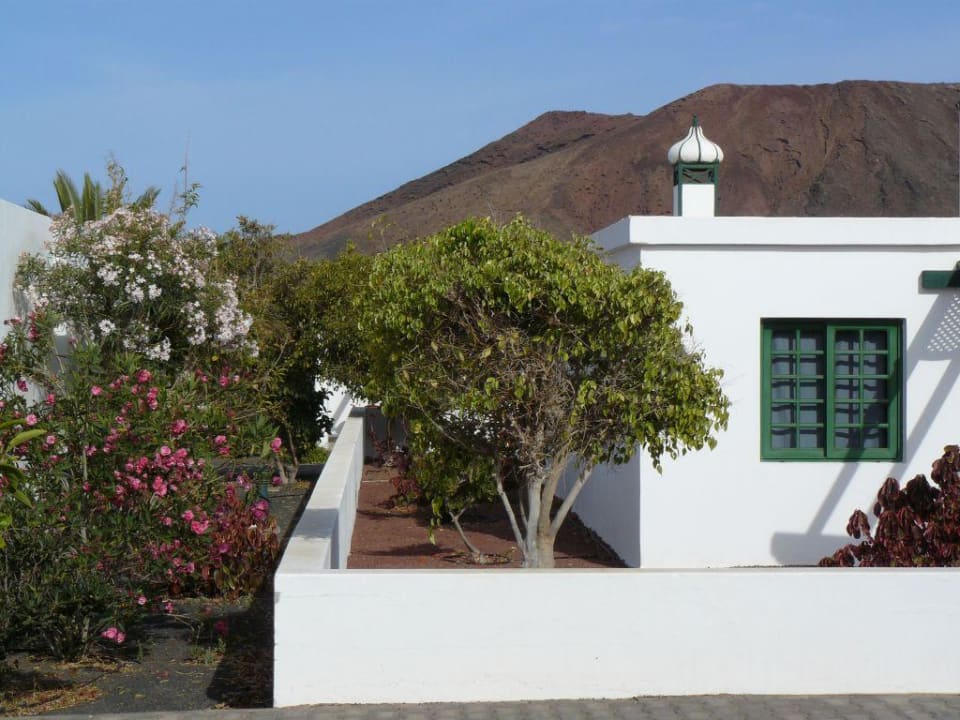 Bungalow mit Montana Roja im Hintergrund Relaxia Lanzasur Club