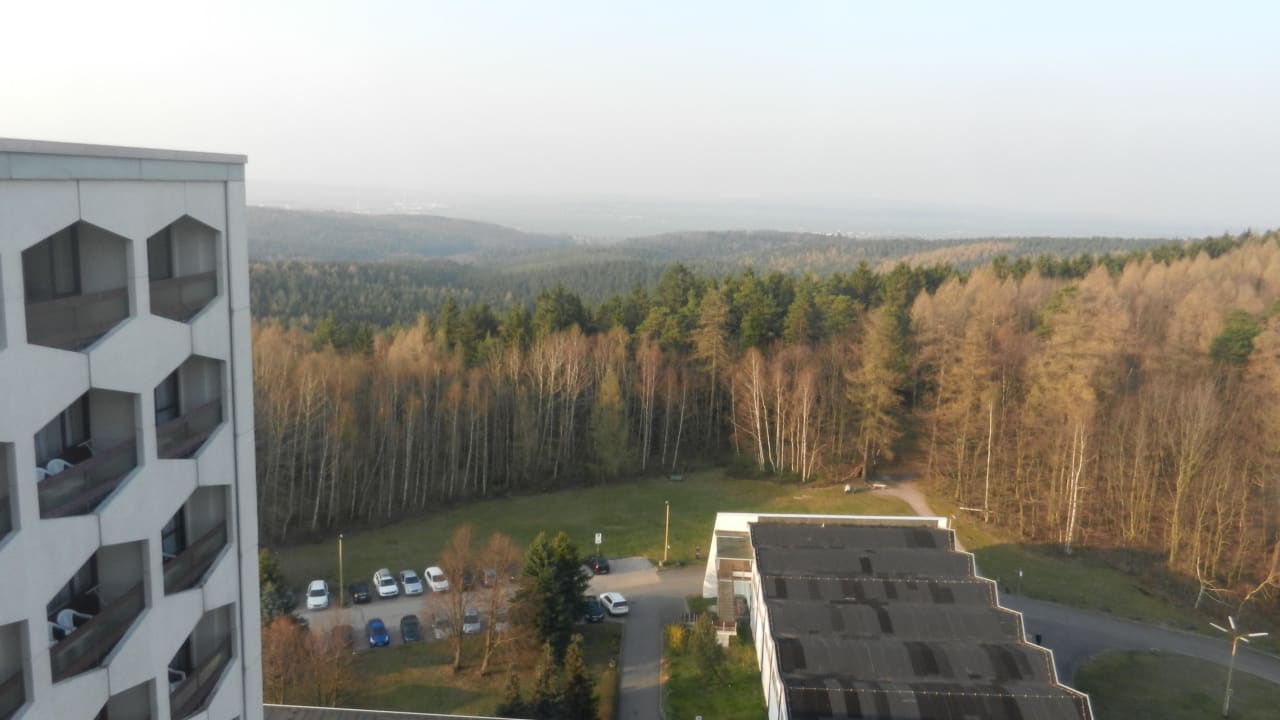 Dach des Schwimmbads und Wald AHORN Berghotel Friedrichroda