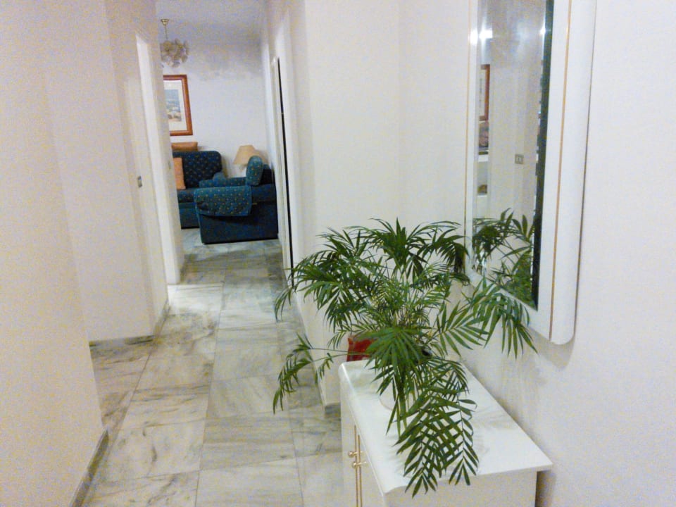 Flur Blick Richtung Wohnzimmer Apartamentos Casablanca