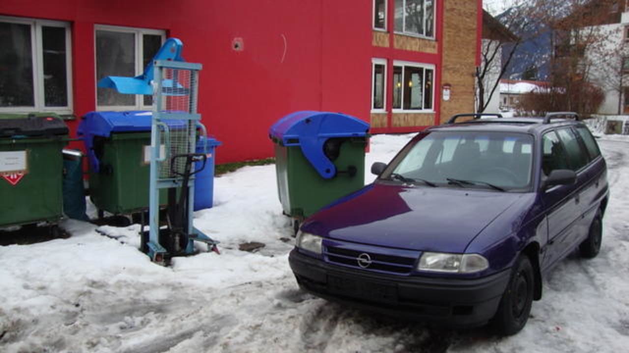 Müll und abgemeldetes Auto Hotel Atlas Sport