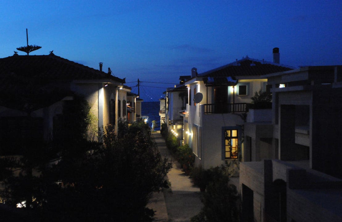 Uitzicht 's avonds Hotel Archangelos Village