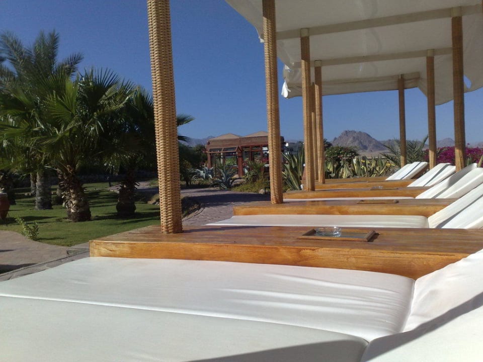 Himmelbett-Liegen am Pool Naama Bay Hotel & Resort