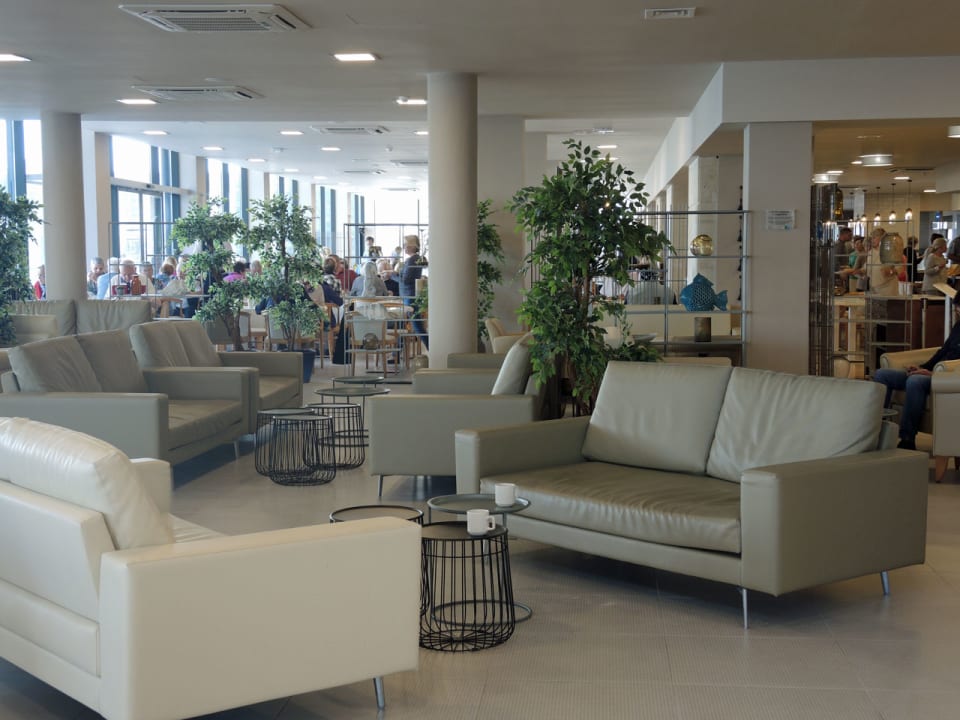 Lobby mit Blick aufs Restaurant Riviera Spa Resort - Adults Only