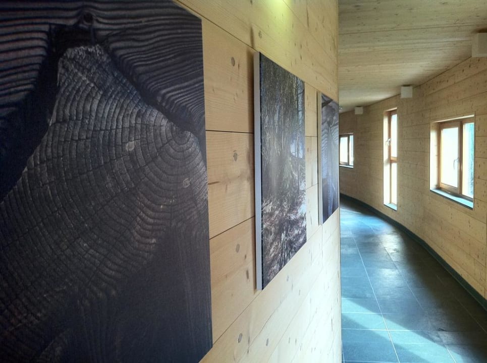 Flur zu den Lodges im Holzhotel Holzhotel Forsthofalm
