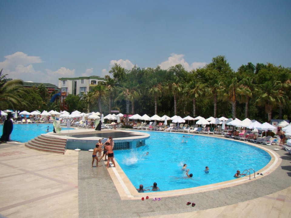 Вид на бассейн Botanik Hotel & Resort