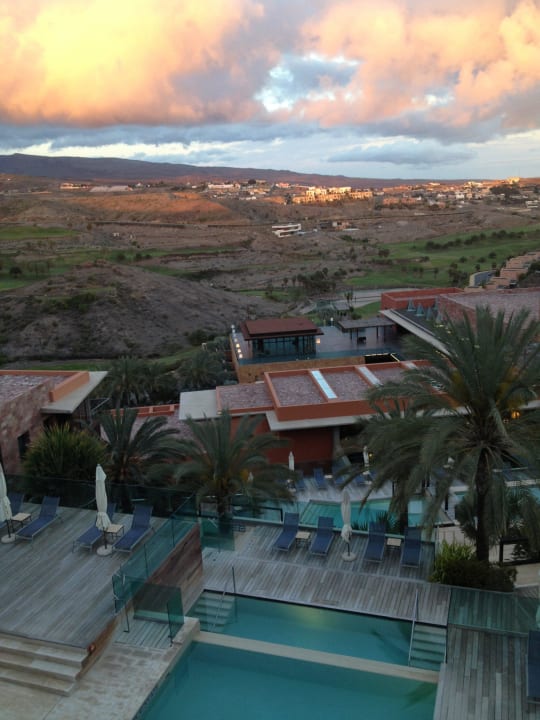 Abendlicher Blick zur Golfanlage  Salobre Hotel Resort & Serenity