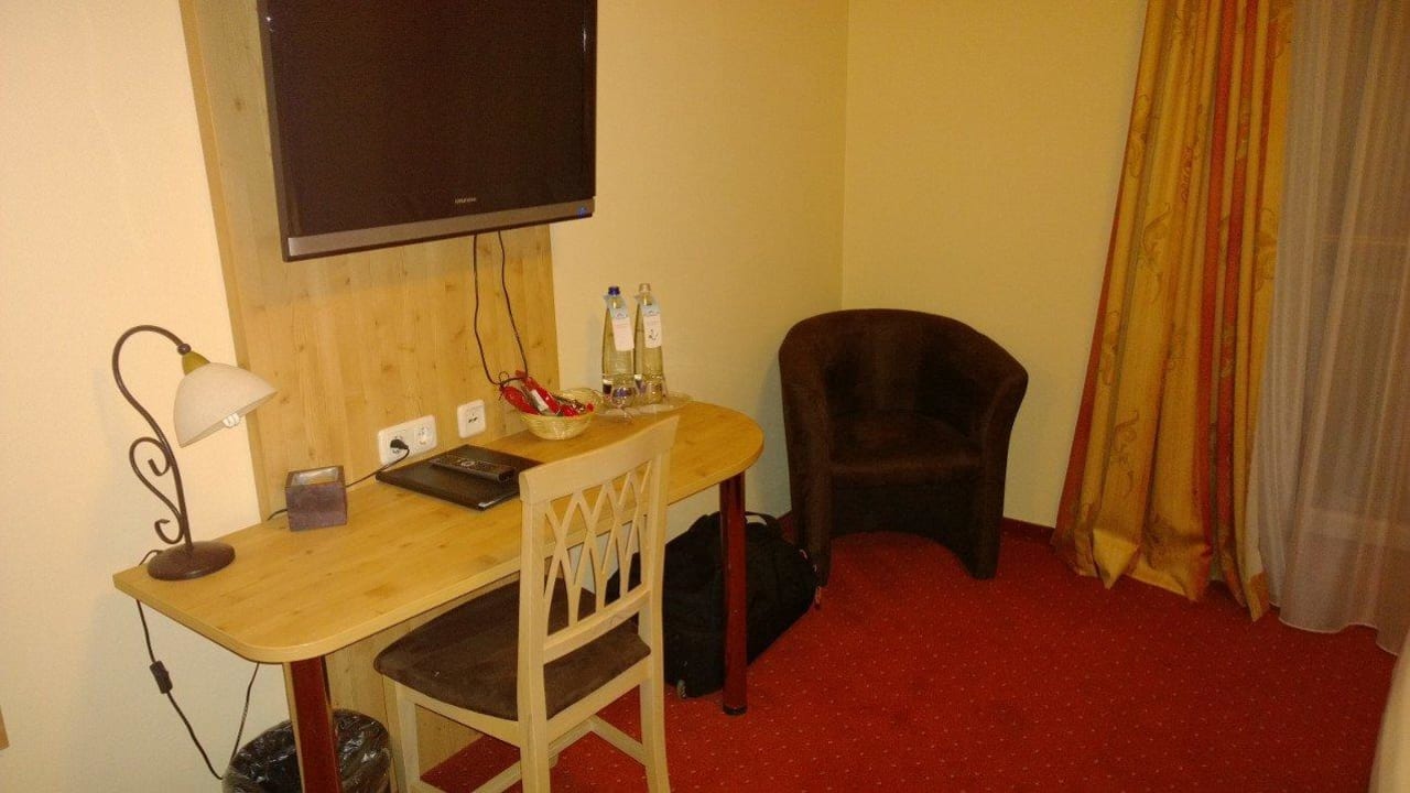TV und Schreibtisch Hotel-Gasthof-Fellner