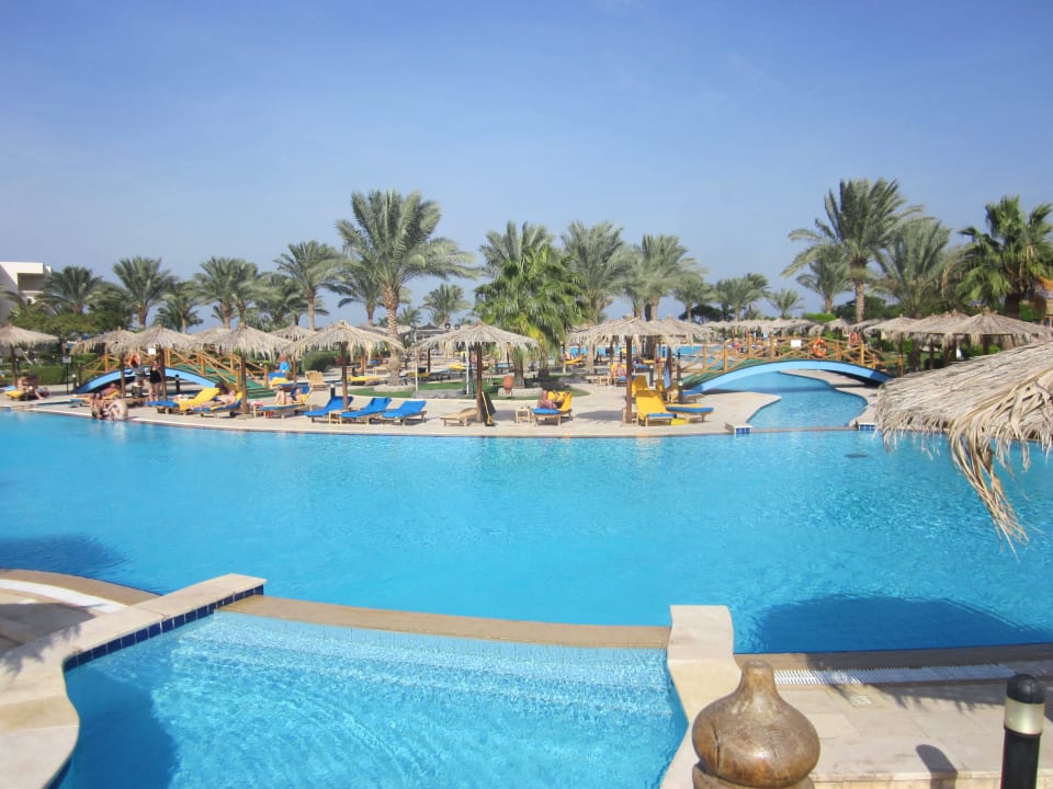 3 Pools mit Flüsschen verbunden Hurghada Long Beach Resort