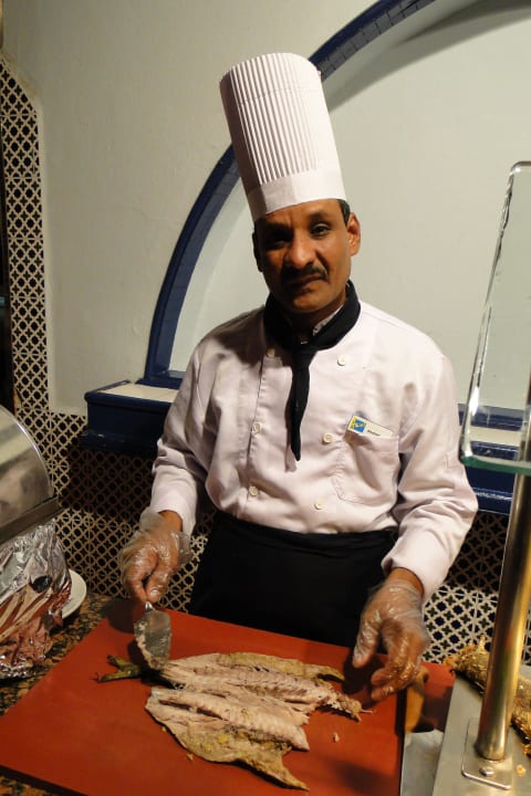 Ein Koch am Buffet Arabia Azur Resort