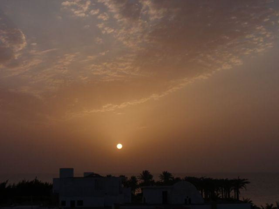 Bewölkter Sonnenaufgang Brayka Bay Resort