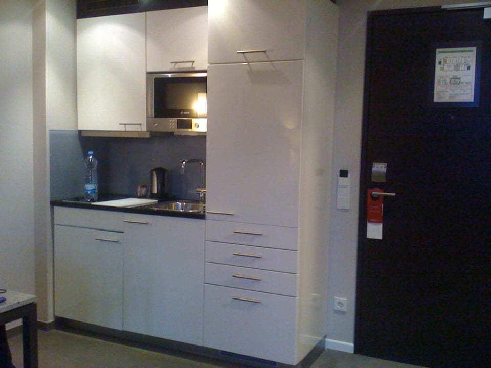 Küchenzeile im Zimmer Adina Apartment Hotel Frankfurt Neue Oper