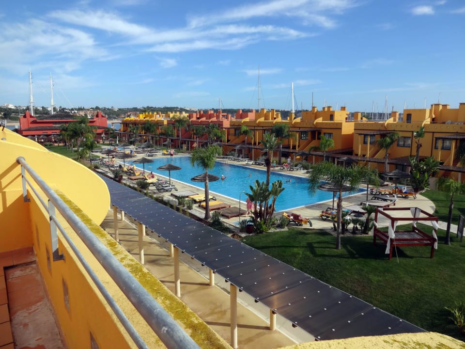Blick vom Dach zum Pool NH Marina Portimão Resort
