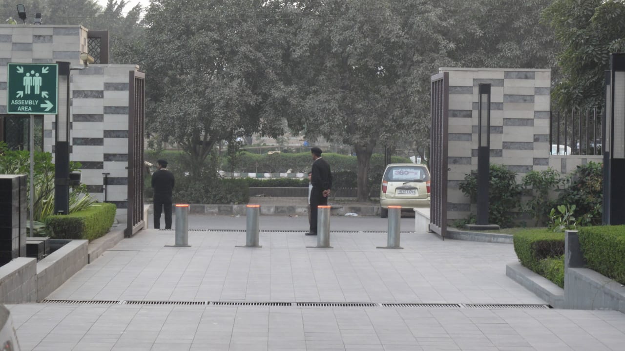 Einfahrt zum Hotel The Leela Ambience Convention Hotel Delhi