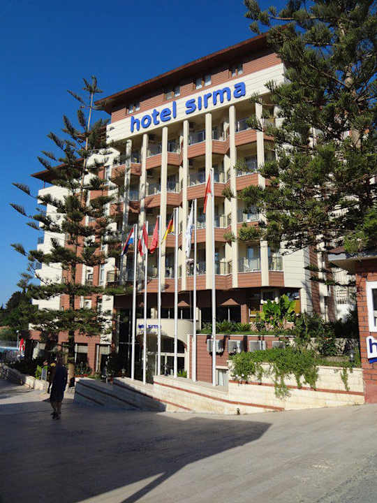 Hotelgebäude Hotel Sirma