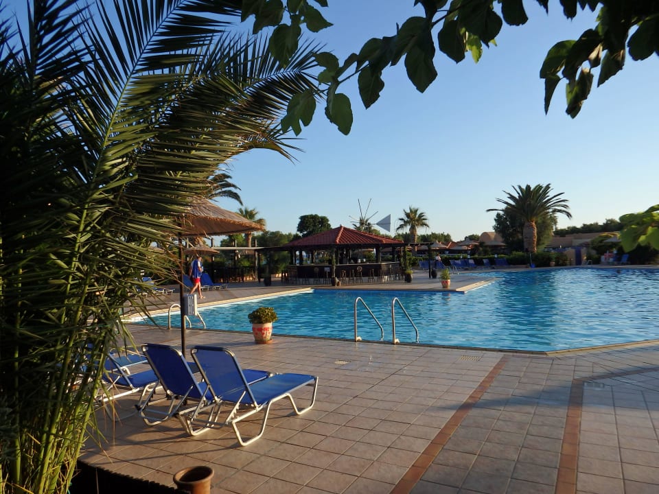 Ein großer Pool. Anissa Beach & Village