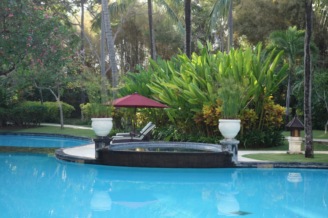 Liegen bei der Lagune The Laguna A Luxury Collection Resort & Spa