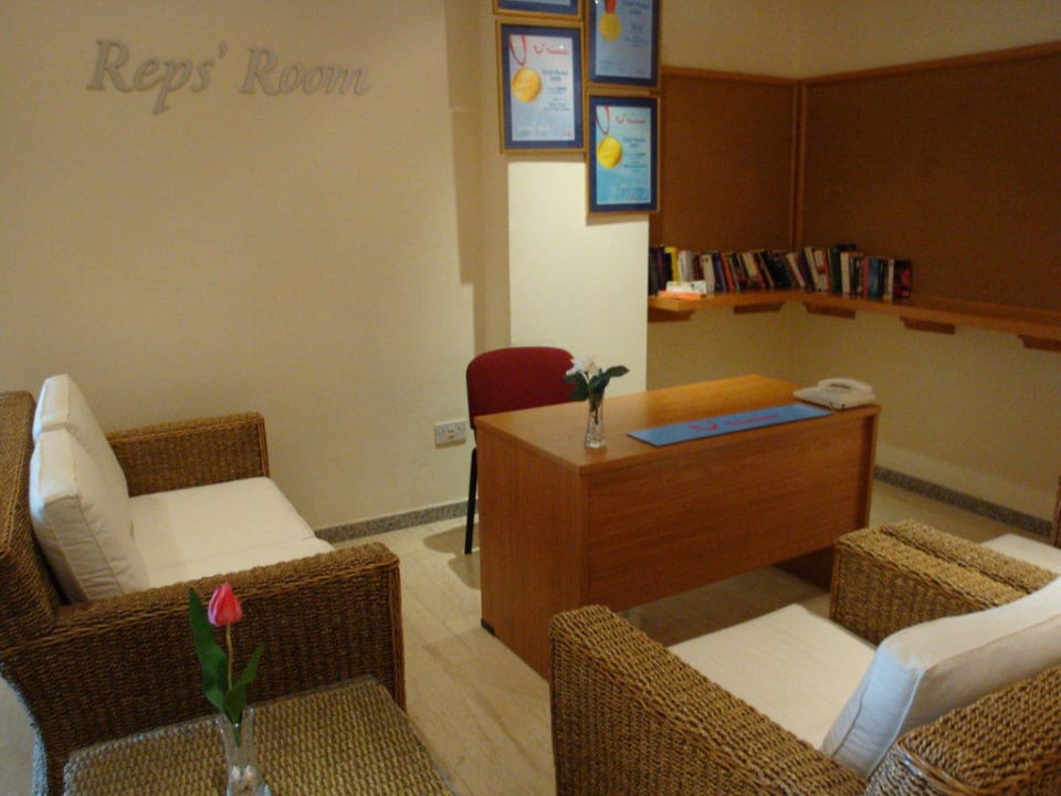 Der kleine Bibliothek-Raum Constantinou Bros Athena Royal Beach Hotel