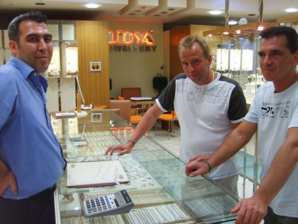 Maenner suchen für ihre Frauen Schmuck aus VONRESORT Golden Coast