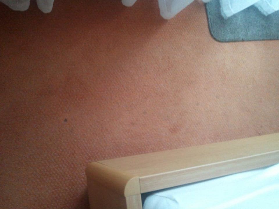 Schmutzflecken im Fußbereich vor Bett  "Komfort"zi Kurhaus Klement