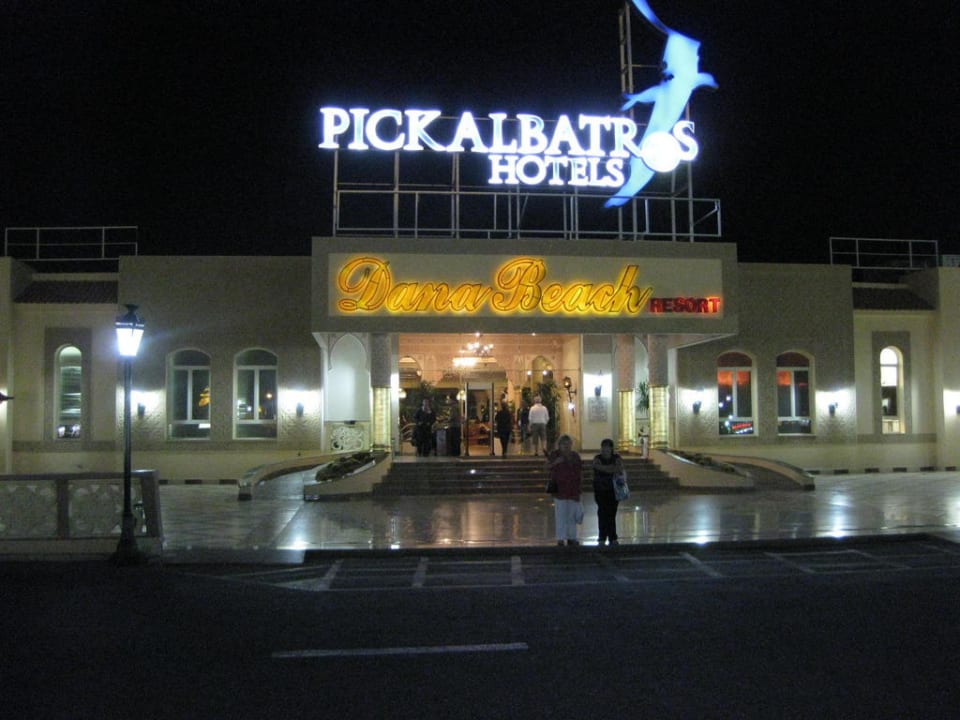 Eingang zum Hotel am Abend Pickalbatros Dana Beach Resort - Hurghada