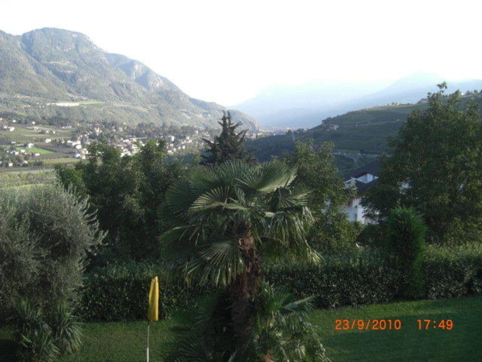 Blick über Garten nach Meran Appartement Neuhof