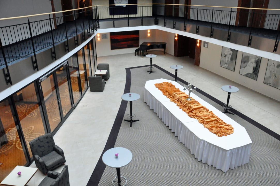 Innenhof Sicht ab Obergeschoss hinunter z.Barraum Dorint Hotel Esplanade Jena