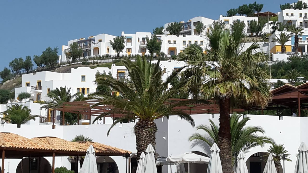 Vom Pool der Blick nach oben Lagas Aegean Village