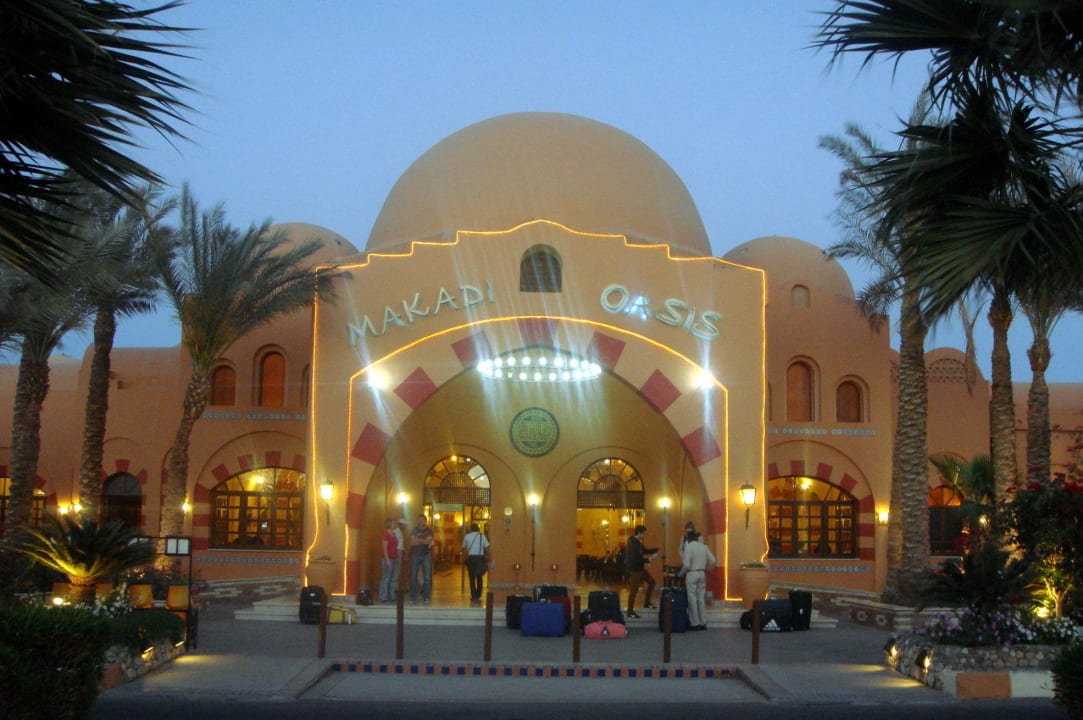 Hoteleingang am Abend Jaz Makadi Oasis Resort