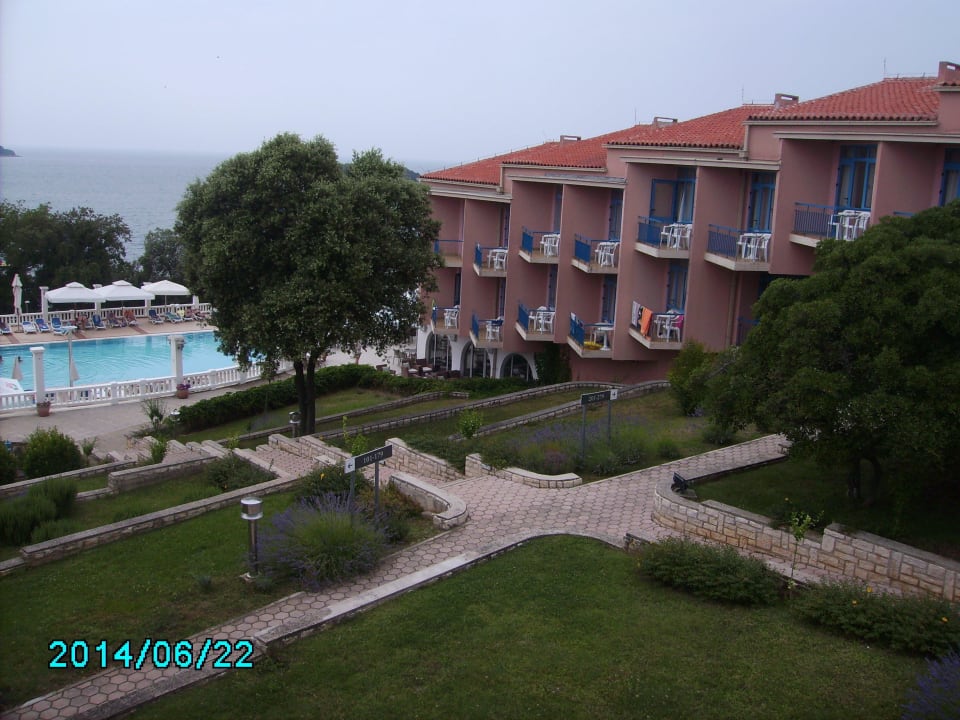 Blick vom Zimmer aufs Nachbargebäude Maistra Select Funtana All Inclusive Resort