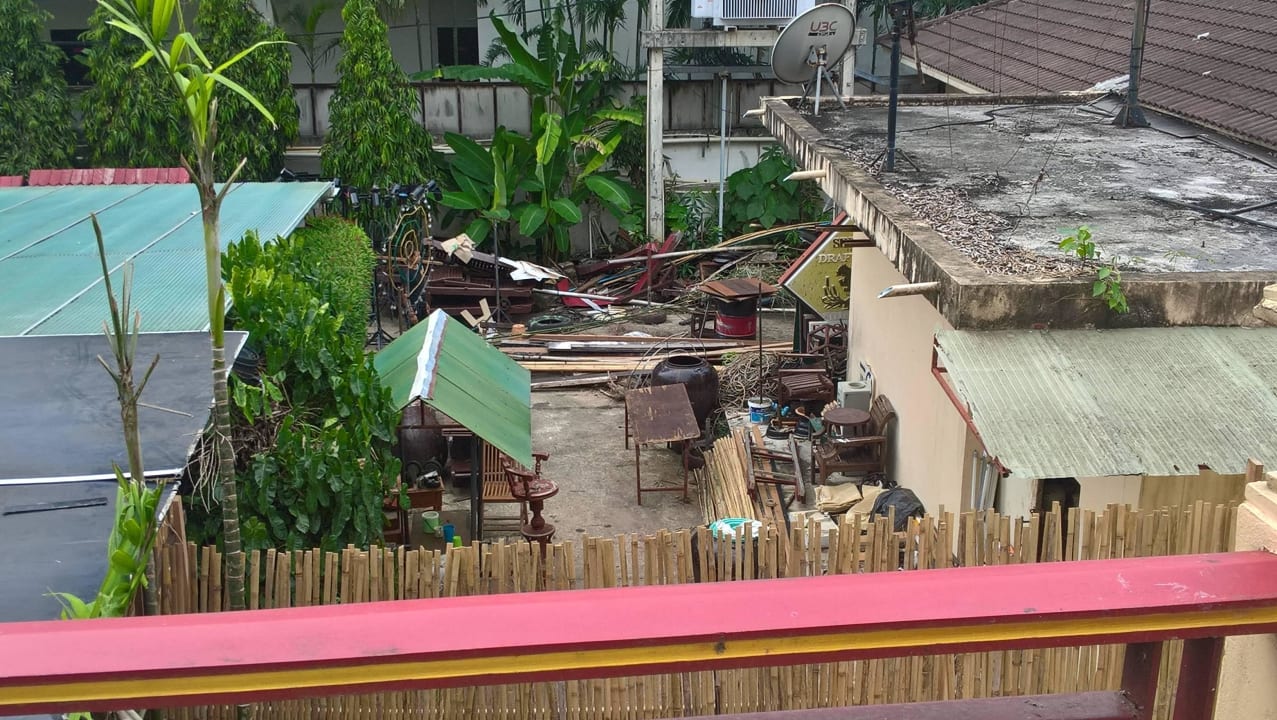 Übergang vom linken Hotelflügel zur Hotelhalle Kata Palm Resort & Spa