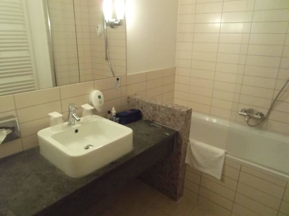 Zimmer 52 - Bad acom Hotel Berlin Kurfürstendamm