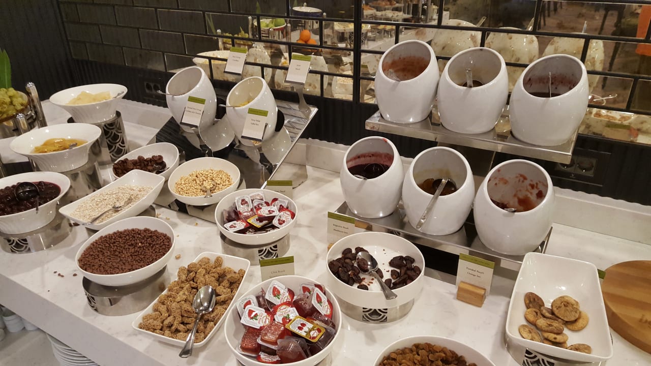 Frühstück... DoubleTree by Hilton Hotel Izmir Airport