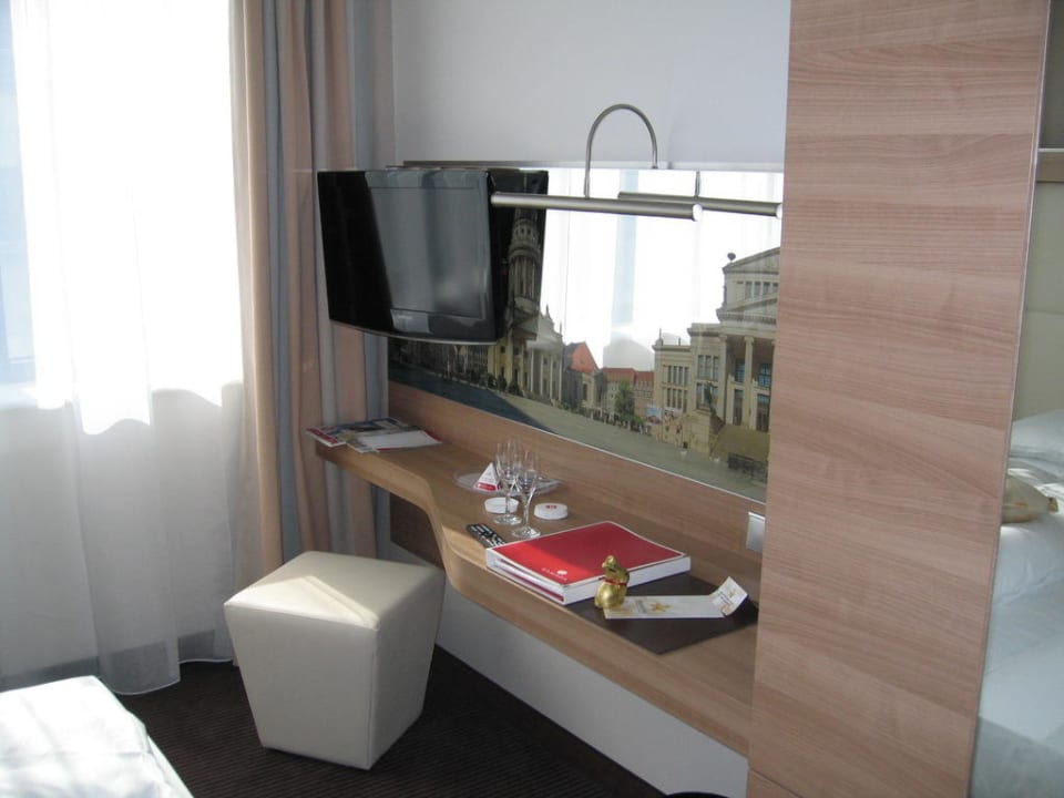 Fernseher mit Ablage und Osterhase H4 Hotel Berlin Alexanderplatz