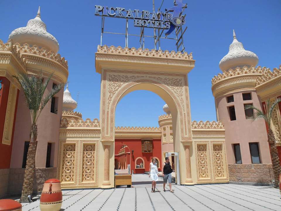Vor dem Hotel Pickalbatros Alf Leila Wa Leila Resort - Neverland Hurghada