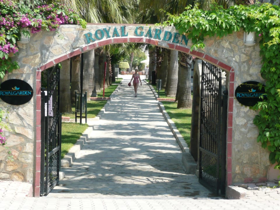 Eingang zum Royal Garden Hotel Royal Garden Beach