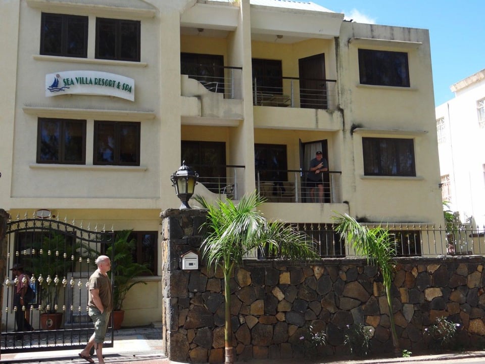 Eingang an der Hauptstrasse Sea Villa Resort & Spa