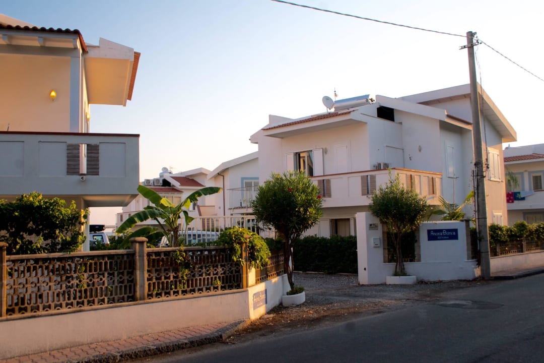 Blick von der Straße zur Anlage Apartements Ancora Bianca Beach Residence