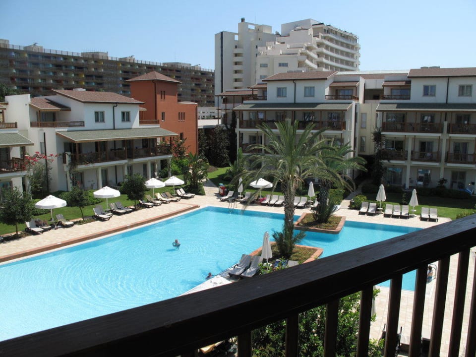 Aussicht von der Terrasse auf den Residenzpool Lara Barut Collection
