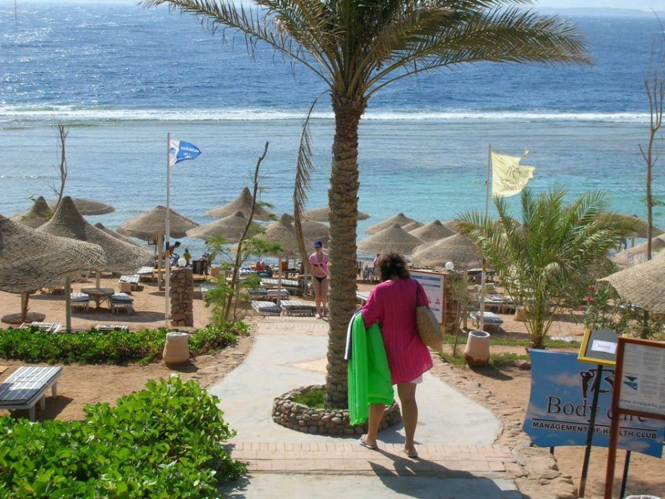 Treppe zum Hotelstrand Hotel Nubian Village