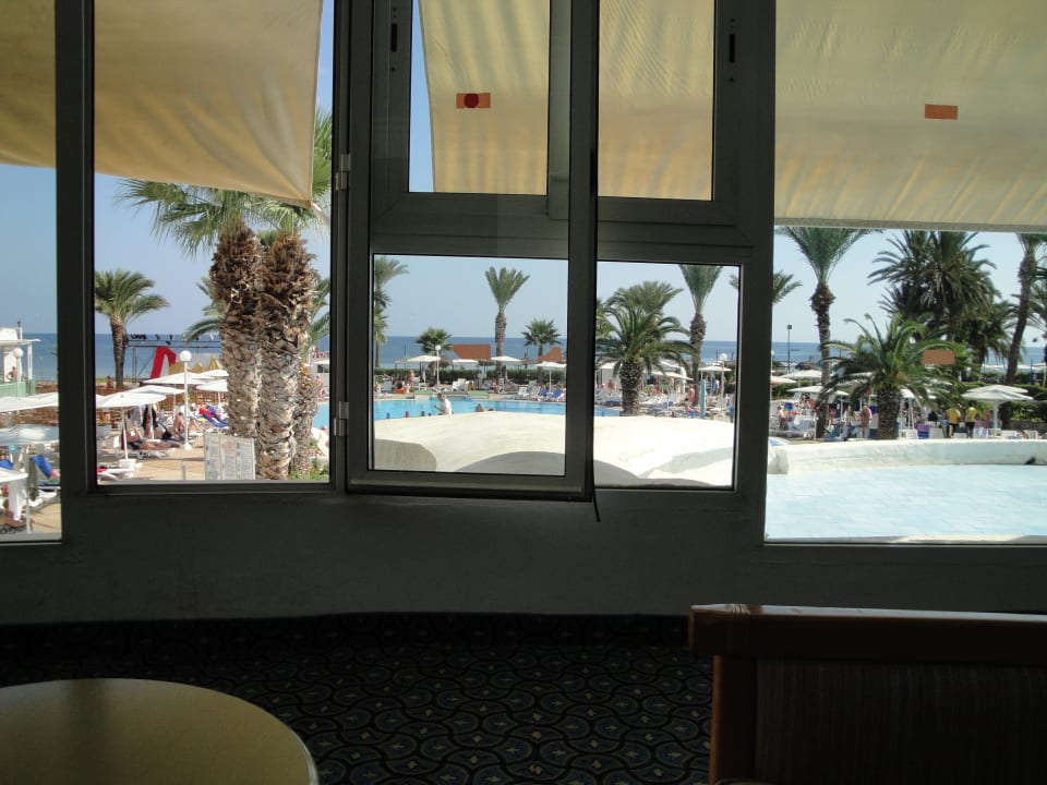 Ausblick 2 auf Außenpool Hotel El Mouradi Skanes Beach