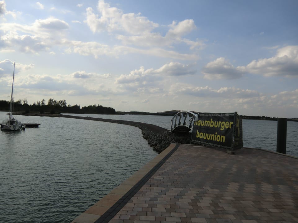 Seesteg mit Bauzaun LAGOVIDA Ferienresort am Störmthaler See