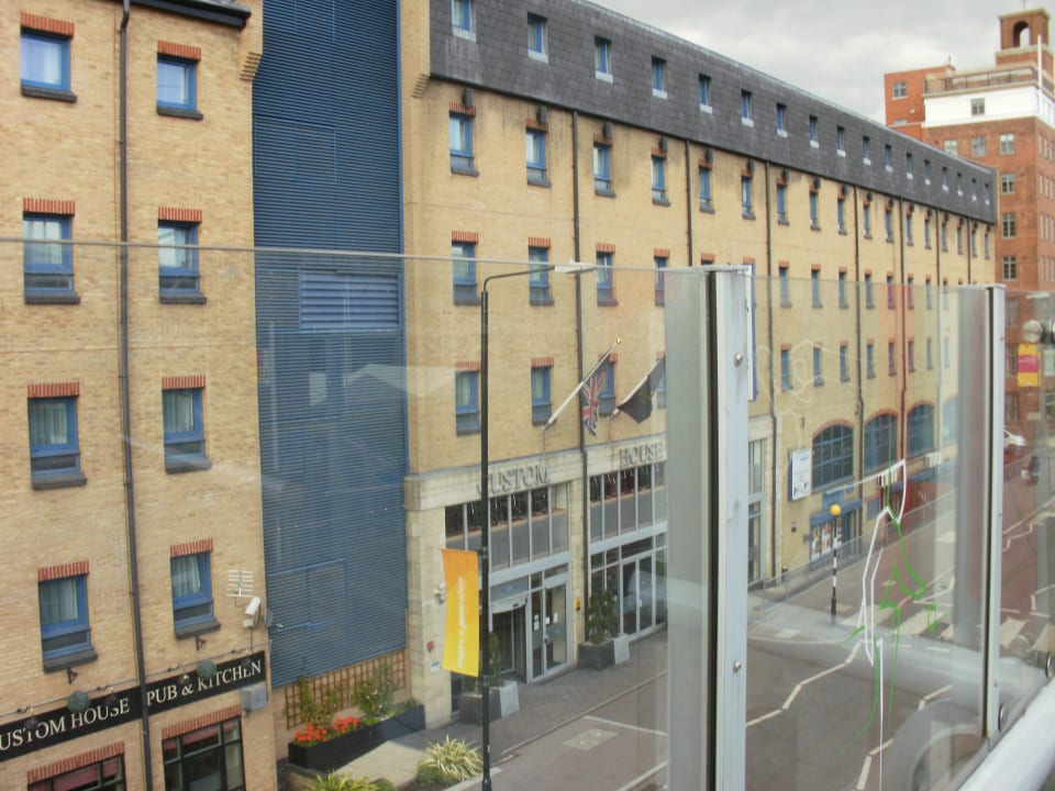 Blick von der DLR Station zum Einganhgsbereich ibis Styles London Excel