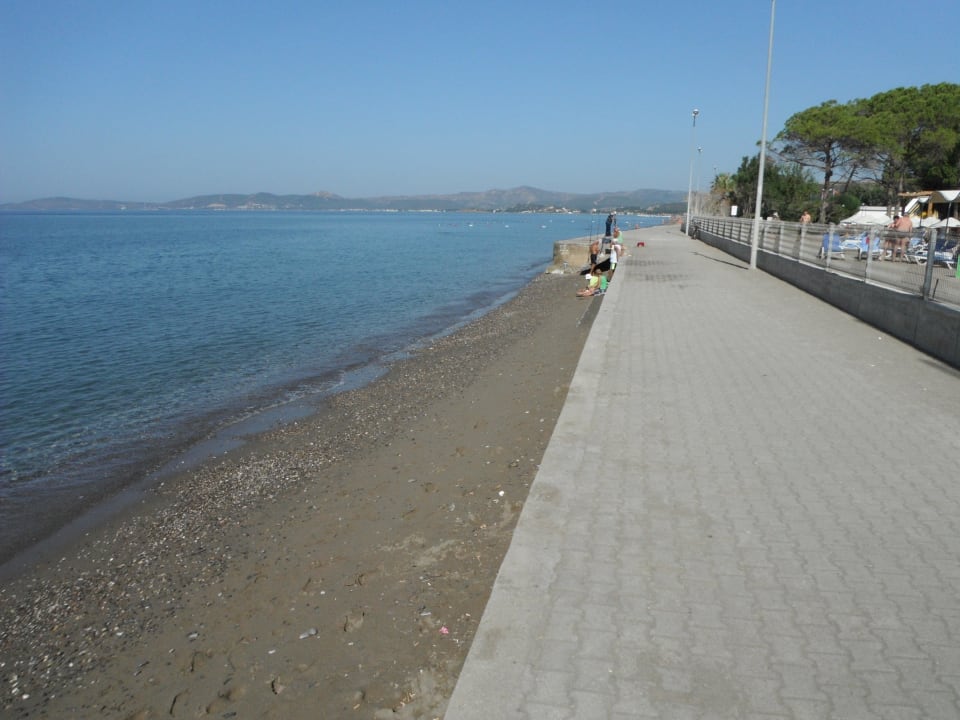 Der kleine Strand mit der Mauer Royal Beach Club Hotel