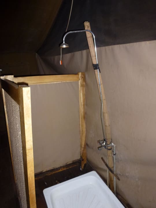 Dusche mit manchmal warmen Wasser Crater Forest Tented Camp