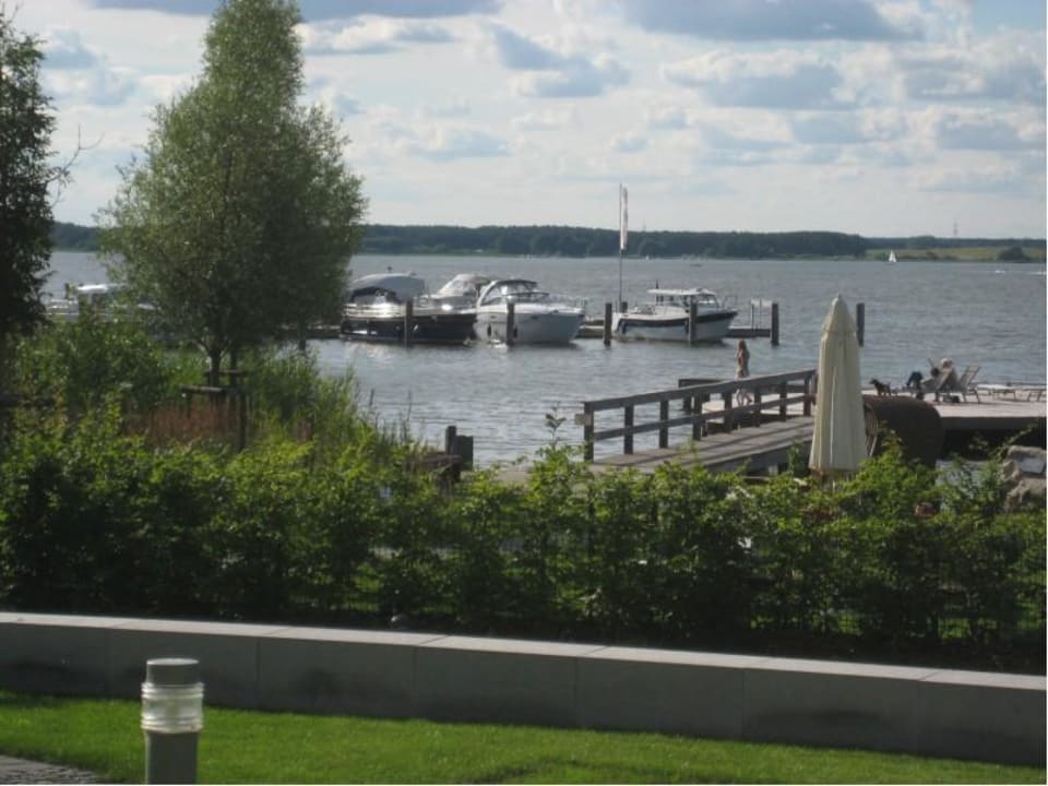 Blick zur Badeplattform Seehotel Fleesensee