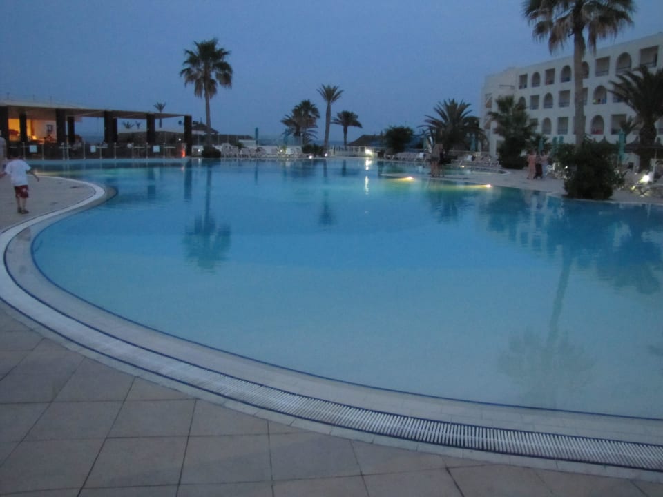 Wieczorem Nozha Beach Resort & Spa