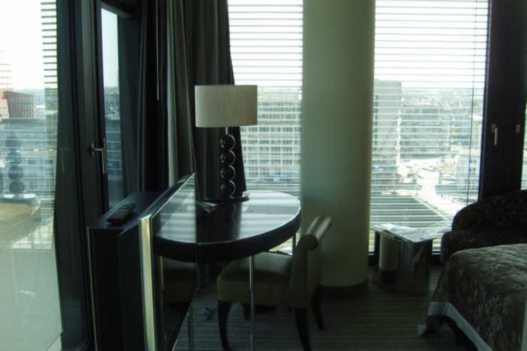 TV und Schreibtisch Hotel Hyatt Regency Düsseldorf