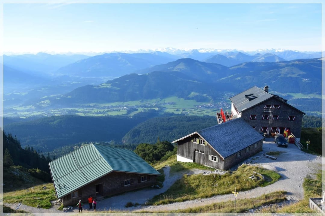 Gruttenhütte (re) und weitere Schlafhütten Gruttenhütte