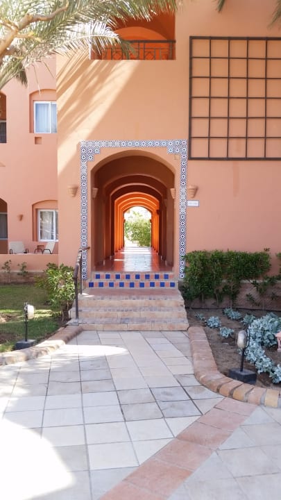 Durchgang zum Volleyball und Tennisplatz Jaz Makadi Oasis Resort